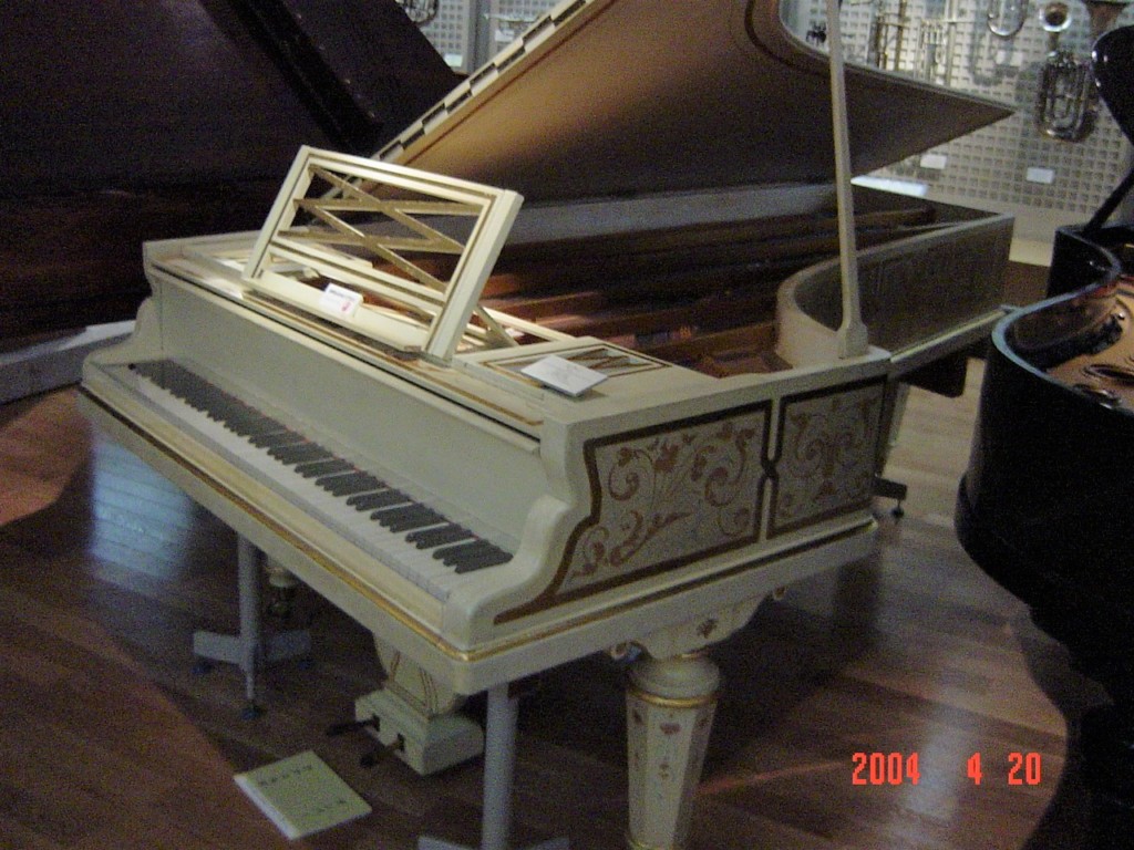 100年以上のピアノはエンブレムもおしゃれ Webマガジン 井出 祐昭のいたずら